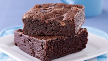 Φτιάχνουμε τα πιο ζουμερά σοκολατένια μπράουνι