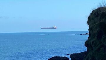 Το πλοίο... που αιωρείται στη θάλασσα της Κορνουάλης