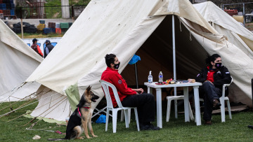 Πρόεδρος κοινότητας Μεσοχωρίου (ΘΕΜΑ 104,6): Οι νύχτες είναι δύσκολες, ο κόσμος κοιμάται στα αυτοκίνητα