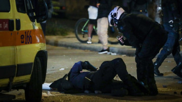 Επεισόδια στη Νέα Σμύρνη: Ο ΣΥΡΙΖΑ καταδικάζει την επίθεση στον αστυνομικό