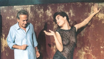 «M. Butterfly»: Η μεγάλη θεατρική επιτυχία του Αλέκου Αλεξανδράκη αναβιώνει μέσω διαδικτύου