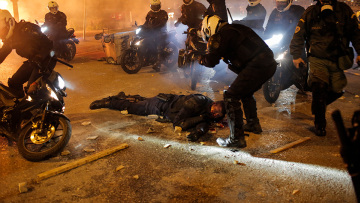 Νέα Σμύρνη: Οι κουκουλοφόροι έδρασαν με σχέδιο – Ο ανηλεής ξυλοδαρμός των δυόμισι λεπτών του αστυνομικού