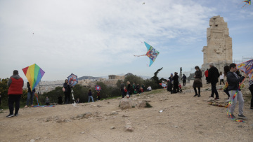 Καθαρά Δευτέρα: Ποια μέτρα παραμένουν σε ισχύ - Σενάριο για λουκέτο στα μεγάλα πάρκα