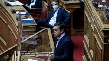 Η «άλλη μάχη» Μητσοτάκη - Τσίπρα στη Βουλή: Από τον Εμίλ Ζολά ως τoν Πάνο Καμμένο 