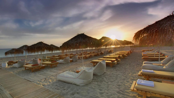 Reuters: Η Ελλάδα ετοιμάζει ξαπλώστρες για τους τουρίστες από τον Μάιο