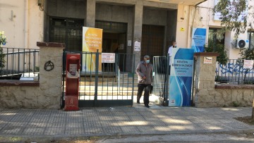 Εμβόλιο AstraZeneca: Διχασμένοι οι πολίτες - «Το έκανα με άγχος» - Τι λένε στο protothema.gr 