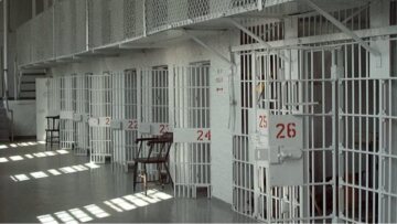 Στη φυλακή 31χρονος που τα έκανε «γης Μαδιάμ» σε σούπερ μάρκετ της Στυλίδας - Επιτέθηκε σε υπαλλήλους, έσπασε τζάμι