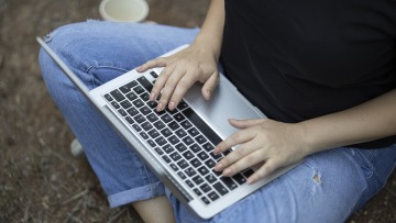 Τηλεκπαίδευση και τηλεργασία: To... «όπως με βολεύει» μπροστά στον υπολογιστή μπορεί να βλάψει την υγεία