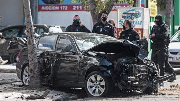Αυτοκίνητο ξέφυγε από την πορεία του στη Λιοσίων στη διάρκεια καταδίωξης - Τέσσερις τραυματίες