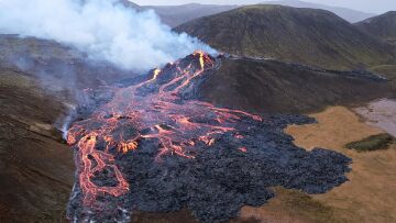 Εντυπωσιακές εικόνες από drone: Η έκρηξη του ηφαιστείου στην Ισλανδία - Δείτε το βίντεο