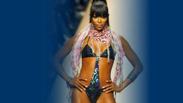 Η Ναόμι Κάμπελ φωτογραφίζεται topless για να γιορτάσει τα 51 της