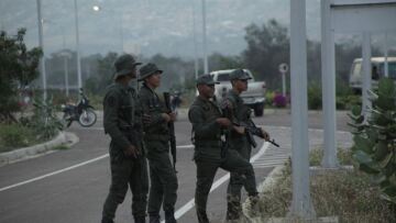 Βενεζουέλα: Μάχες ανάμεσα στον στρατό και σε μέλη ένοπλης οργάνωσης της Κολομβίας