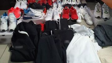 Άδειασαν αποθήκη με αθλητικά ρούχα και παπούτσια