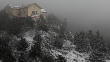 Καιρός: Χιονίζει στην Πάρνηθα - Δείτε live εικόνα