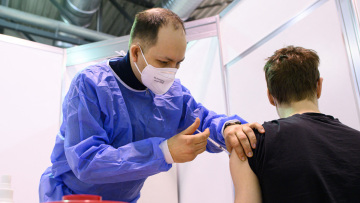 Εμβόλιο AstraZeneca: Μετά το «ναι», ο Ευρωπαϊκός Οργανισμός Φαρμάκων ερευνά πάλι για θρομβώσεις!