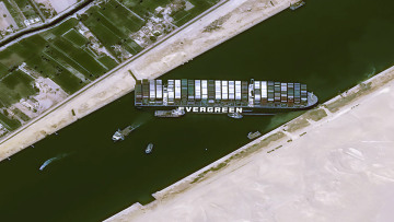 Eντυπωσιακές φωτογραφίες από το διάστημα με το «κολλημένο» Ever Given στο Σουέζ