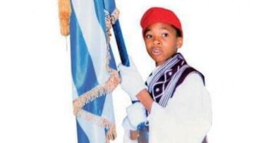 Οι ευχές της μητέρας Αντετοκούνμπο για την 25η Μαρτίου με τον τσολιά Γιάννη