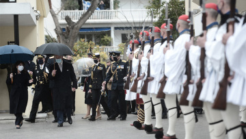 Επιθεώρηση της Προεδρικής Φρουράς από Σακελλαροπούλου και πρίγκιπα Κάρολο