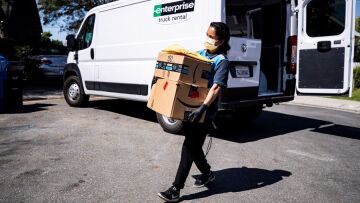 Η Amazon αρνείται ότι αναγκάζει εργαζόμενους  να ουρούν σε μπουκάλια - αλλά υπάρχουν αποδείξεις!