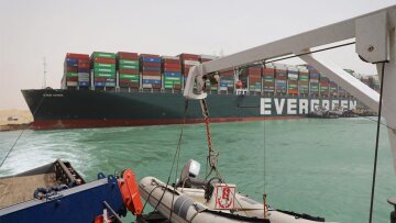 Διώρυγα του Σουέζ: Θα συνεχιστούν σήμερα οι προσπάθειες αποκόλλησης του Ever Given