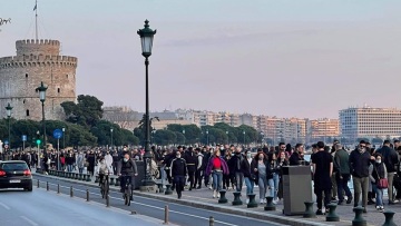 Θεσσαλονίκη: «Πατείς με πατώ σε» το απόγευμα στην Παραλία (Φωτογραφίες)