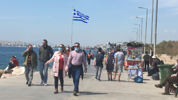 Lockdown: «Πλημμύρισαν» από κόσμο η παραλιακή και... οι παραλίες: Δείτε βίντεο και φωτογραφίες