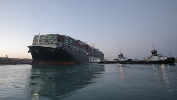 Σουέζ: Μετά από το μεσημεριανό θρίλερ, το Ever Given ταξιδεύει χωρίς την βοήθεια ρυμουλκού 