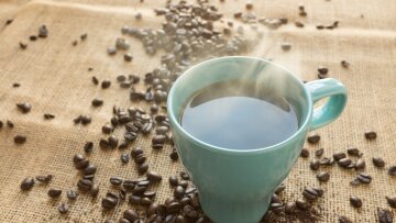 Ο καφές επιδρά θετικά στην επιβίωση ασθενών με μεταστατικό καρκίνο εντέρου, δείχνει μελέτη