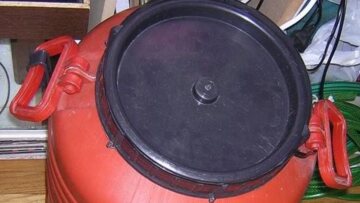 Στυλίδα: «Σήκωσε» βαρέλι με ελαιόλαδο και εργαλεία από αποθήκη