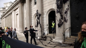 Λονδίνο: Ακτιβιστές για το κλίμα βανδάλισαν με μαύρη μπογιά την Τράπεζα της Αγγλίας