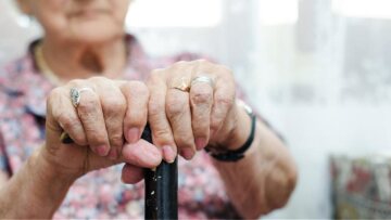 Χαλκίδα: «Επίθεση αγάπης» σε μία ηλικιωμένη από την υποτιθέμενη φίλη της κόρης της