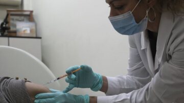 Βασιλακόπουλος: Αναστολή εργασίας σε όσους υγειονομικούς δεν εμβολιάζονται