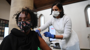 Κορωνoϊός - Ηνωμένο Βασίλειο: Στις 30 οι περιπτώσεις θρομβώσεων μετά τη χρήση εμβολίου της AstraZeneca