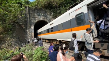 Ταϊβάν: Τρένο συγκρούστηκε με ΙΧ που δεν είχε σταθμεύσει σωστά - Τουλάχιστον 51 νεκροί