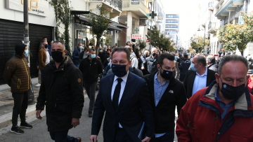 Πάτρα: «Θερμή» υποδοχή στον Πέτσα από τους εμπόρους - Ετοιμάζονται να ανεβάσουν ρολά με «κηδειόχαρτα» στα μαγαζιά τους