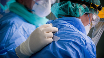 Κορωνοϊός: Πώς θα καλυφθούν τα κενά λόγω των ανεμβολίαστων υγειονομικών στις δομές υγείας