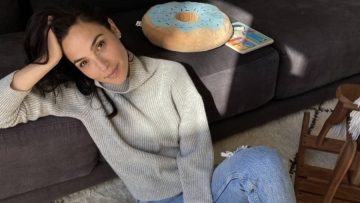 Η Γκαλ Γκαντότ με μαύρο ολόσωμο μαγιό στην τρίτη της εγκυμοσύνη