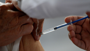 Εμβόλιο AstraZeneca: Υπάρχει σύνδεση με τις θρομβώσεις, λέει ο επικεφαλής εμβολίων του EMA