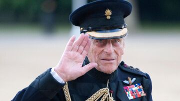 Πρίγκιπας Φίλιππος: Με κανονιοβολισμούς και ενός λεπτού σιγή αποτίουν φόρο τιμής στη μνήμη του