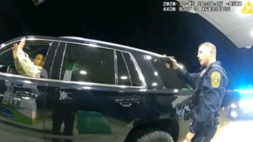 ΗΠΑ: Υπολοχαγός μηνύει αστυνομικούς για βίαιο έλεγχο - Του έριξαν σπρέι πιπεριού και τον πέταξαν στο έδαφος