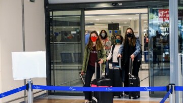 Στη Ρόδο οι 189 Ολλανδοί για το πείραμα του τουρισμού - Δείτε φωτογραφίες