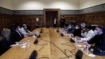 Τσίπρας με ΟΛΜΕ: Να ανασταλεί το νέο σύστημα εισαγωγής σε ΑΕΙ που αφήνει εκτός 25.000 μαθητές