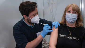 Εμβολιασμοί: Ραντεβού για 50άρηδες από 24 Απριλίου - Στη «μάχη» και το μονοδοσικό της Johnson & Johnson