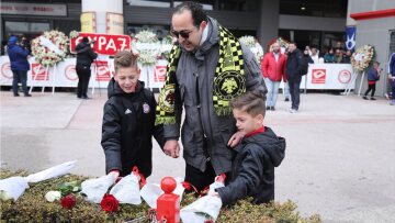 Ολυμπιακός: H συγκινητική ανάρτηση για τον πατέρα με το κασκόλ της ΑΕΚ που είχε τιμήσει τα θύματα της Θύρας 7 