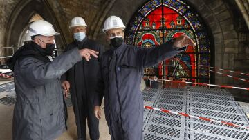 Γαλλία: Ο Μακρόν επισκέφθηκε την Παναγία των Παρισίων