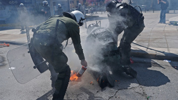 Θεσσαλονίκη: Αστυνομικός έσβησε τη φωτιά από το πόδι διαδηλωτή - Δείτε βίντεο