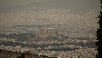 Καιρός: Βροχές και σκόνη με άνοδο της θερμοκρασίας στα νότια και πτώση στα βόρεια 