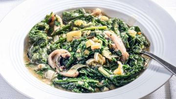 Σουπιές φρικασέ με άγρια χόρτα και μυρωδικά