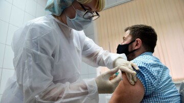 Έρευνα: Τα εμβόλια κατά του κορωνοϊού παρέχουν μειωμένη προστασία σε ασθενείς με καρκίνο στο αίμα