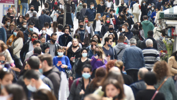 Μαζική έξοδος για ψώνια στο κέντρο της Αθήνας - Γεμάτη η Ερμού